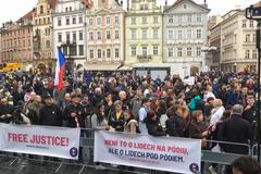 Nejsme slepí! Skandovali demonstranti proti Babišovým změnám na spravedlnosti