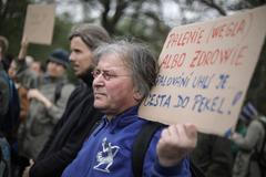 Foto: Mezinárodní protest na českých hranicích. Stovky lidí brojí proti polskému dolu
