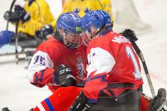 Smršť gólů, důrazné souboje a nekončící potlesk. Parahokej si podmanil Ostravu