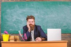 vyčerpaný účitel únava škola ilustrační foto