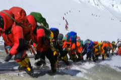 Ind vzdal pod vrcholem výstup na Everest. Dolů snesl svědectví o zácpě horolezců