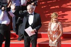 Místo Puppu Grandhotel Moskva, vtip s chlebíčkem a vypískaná Schillerová. Festival je zahájen