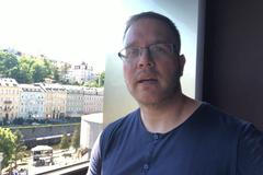 Parazit ve Varech. Černá komedie o rodině flákačů je dokonalá