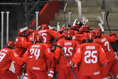 MS do 18 let 2019: Ruští hokejisté oslavují postup do finále po výhře nad USA.