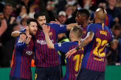 35. kolo španělské fotbalové ligy 2018/19, Barcelona - Levante: Fotbalisté Barcelony oslavují gól na 1:0.