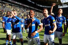 31. kolo německé fotbalové ligy, Dortmund - Schalke: Fotbalisté Schalke oslavují vítězství 4:2.