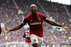 36. kolo anglické fotbalové ligy, Tottenham - West Ham: Michail Antonio oslavuje gól West Hamu.