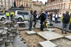 V centru Prahy začala obnova Mariánského sloupu. Do tří měsíců bude stát, věří sochař