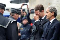 Plačící Mathias Lauda a Alain Prost po zádušní mši za Nikiho Laudu ve vídeňské katedrále svatého Štěpána