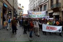 Stovky lidí v desítkách měst demonstrovaly proti Babišovi a za nezávislou justici