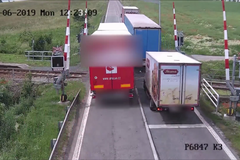 Kamion předjižděl na železničním přejezdu