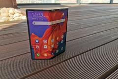 Skládací displej telefonu Huawei Mate X překvapuje