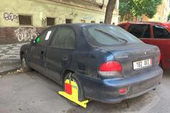 Vraky aut v ulicích Prahy