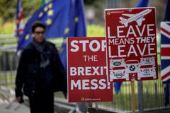 Cedule před Dolní sněmovnou v Londýně.