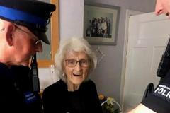 stařenka jela starou toyotou z Afriky až do Londýna, chtěla si dát čaj s královnou