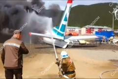 Letadlo Antonov An-24 přejelo ranvej a narazilo do budovy. Dva lidé zemřeli