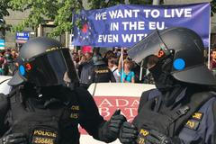 Vyveďte je ven. Demonstrace SPD musela být přerušena