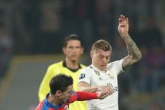 Milan Petržela a Toni Kroos v zápase LM Plzeň - Real Madrid