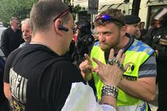 Policisté odtahují první odpůrce z demonstrace SPD