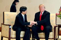 Nový japonský císař přijímá Donalda Trumpa s chotí