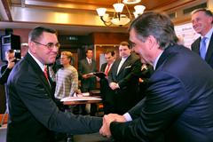 Václav Nedomanský (vlevo) a předseda IIHF René Fasel