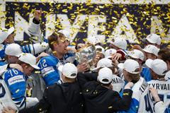 Finští hokejisté slaví titul na MS v hokeji 2019