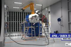 Časosběrné video stavby zkušebny pro turbovrtulové motory