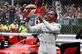 Lewis Hamilton slaví vítězství v Monaku s helmou s motivy zesnulého Nikiho Laudy