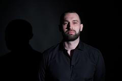 Lhaní nás stresuje. S lidmi, které jsme milovali, si nemáme co říct, říká psycholog