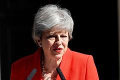 Theresa Mayová oznamuje konec ve funkci premiérky.