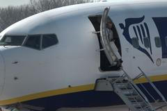 Den na pardubickém letišti. Přiletí a odletí jeden spoj a vše ztichne