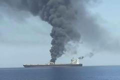 Hořící tanker po útoku v Ománském zálivu