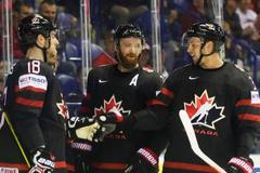 MS 2019 v hokeji, Kanada - Dánsko: Zleva Pierre-Luc Dubois, Sean Couturier a Anthony Mantha