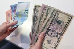 Ilustrační foto, peníze, hotovost, bankovky, Euro, Dolar, Česká koruna, Kč, směna