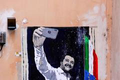 Malba znázorňující italského ministra vnitra a šéfa strany Liga Mattea Salviniho na zdi v Římě.