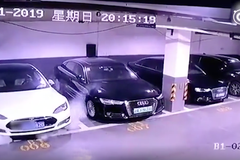 Expoloze zaparkovaného vozu Tesla Model S. Videozáznam sdílený na čínské sociální síti