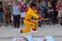 Skok přes kojence. Bizarní festival ve Španělsku stáve vzbuzuje vášně