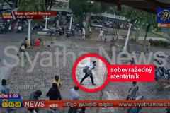 Kamera zachytila, jak útočník vstupuje do kostela