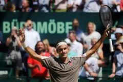 Roger Federer vítězí na turnaji v Halle (2019).