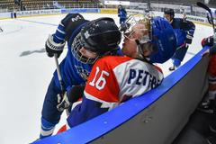 Český hokejista Jonáš Peterek poznává na mistrovství světa hráčů do 18 let u mantinelu tvrdost Patrika Puistoly z Finska