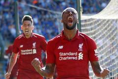 Georginio Wijnaldum slaví gól, kterým pomohl v anglické fotbalové lize k vítězství Liverpoolu nad Cardiffem