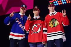 Draft NHL 2019: Jack Hughes (1., uprostřed), Kaapo Kakko (2., vlevo) a Kirby Dach (3., vpravo)