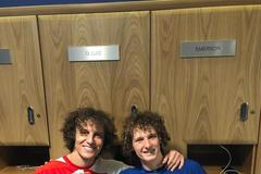 Fotbalisté David Luiz (vlevo) a Alex Král na společné fotografii po odvetném utkání čtvrtfinále Evropské ligy Chelsea - Slavia Praha