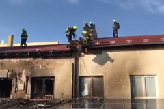 Požár fotovoltaických článků na střeše nákupního centra v Říčanech