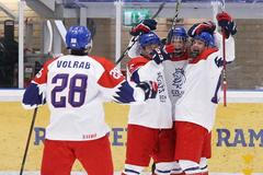 Čeští hokejisté slaví na mistrovství světa do 18 let jeden z osmi gólů v síti Švýcarska