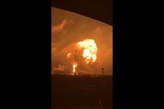 Na východě USA hoří velká ropná rafinerie