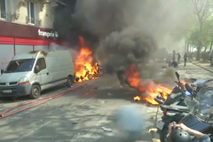 Žluté vesty opět vyrazily do pařížských ulic. Tentokrát hořely motorky