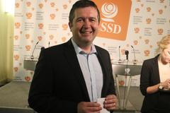 Předseda ČSSD Jan Hamáček po pátečním jednání předsednictva se usmívá, ale sám ví, že ho čekají obtížné týdny