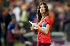 Přítelkyně španělského fotbalového brankáře Ikera Casillase, reportérka Sara Carbonerová před čtvrtfinálovým utkáním Španělska s Francií na Euru 2012