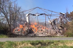 Hasiči likvidovali požár haly na Jesenicku.